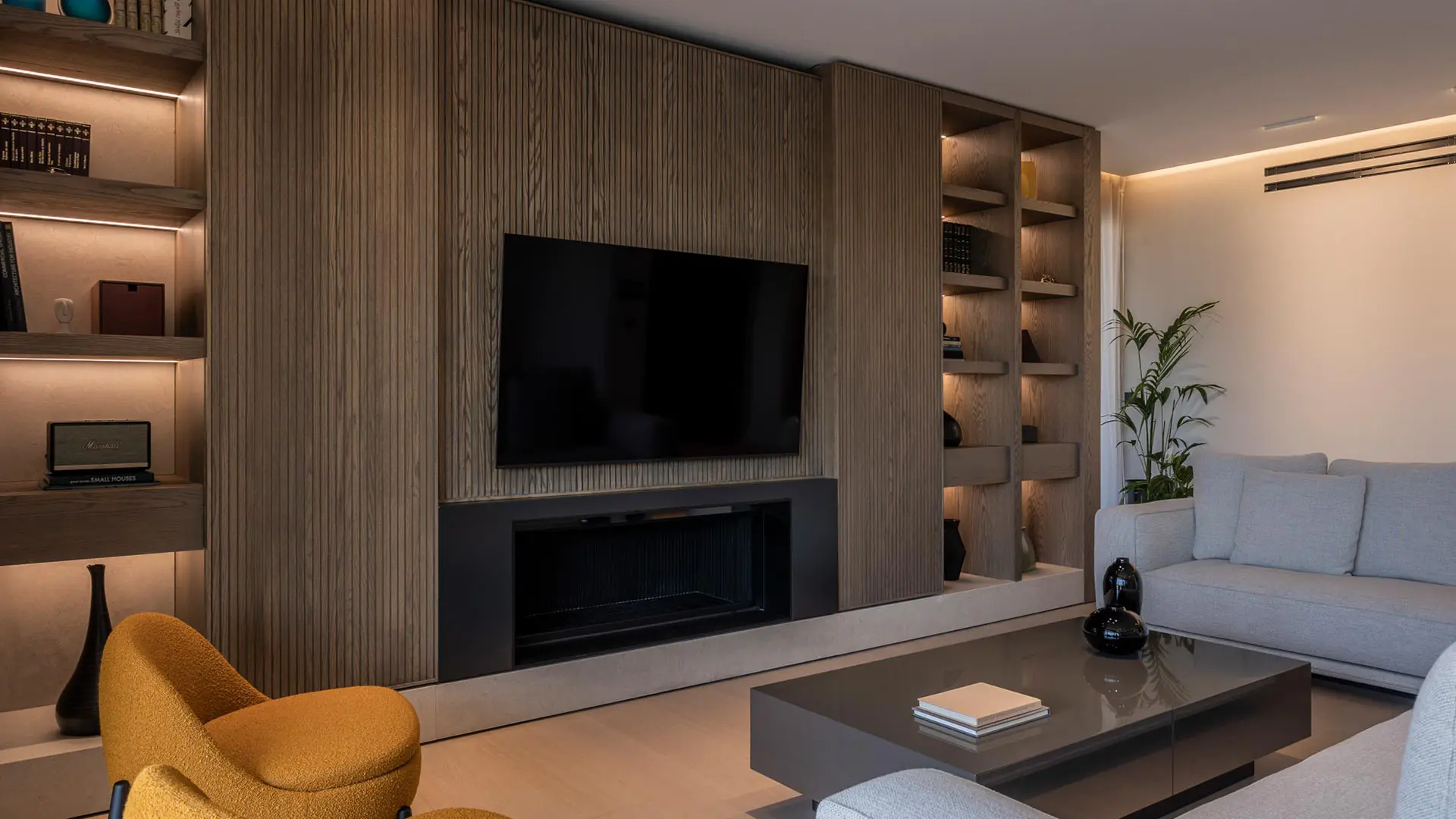 Μοντέρνος εσωτερικός χώρος σαλονιού με ξύλινη επένδυση τοίχου και ενσωματωμένη τηλεόραση